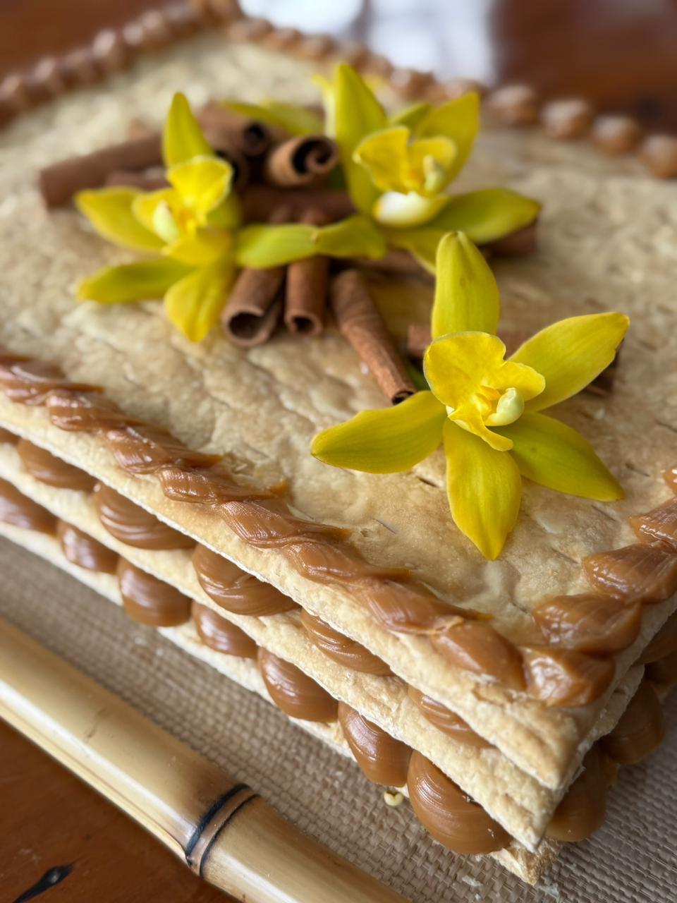 Sobremesa artesanal com doce de leite e flores